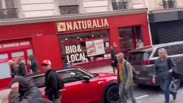 Мерзни, мерзни волчий хвост. В Париже люди вышли на стихийный митинг. смотреть онлайн