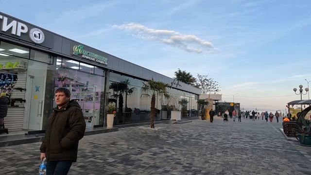Алушта 30 12 22г. ДНЁМ и ВЕЧЕРОМ на Центральной/НОВОГОДНИЕ огни/МУЗЫКА звучит/Комплекс ВОДОЛЕЙ/Крым смотреть онлайн