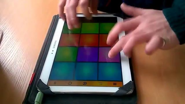 Пацан круто играет на Drum Pads 24 смотреть онлайн
