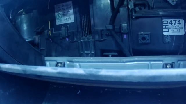 Замена салонного фильтра Мицубиси Каризма с кондиционером смотреть онлайн