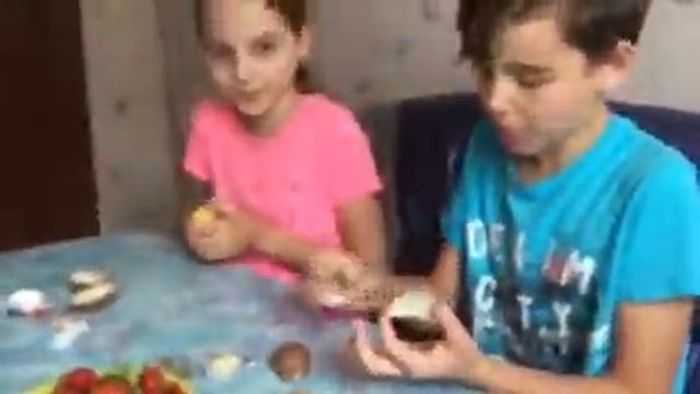 Kinder сюрприз и клубника от Alex&Nicole смотреть онлайн
