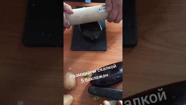 Муж готовит обед из простых продуктов. Пальчики оближешь)) смотреть онлайн