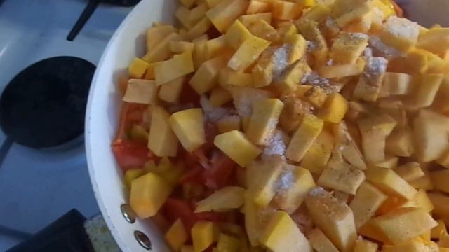 Приготовление очень вкусного и сочного овощного рагу из тыквы с зеленью и яйцом. смотреть онлайн