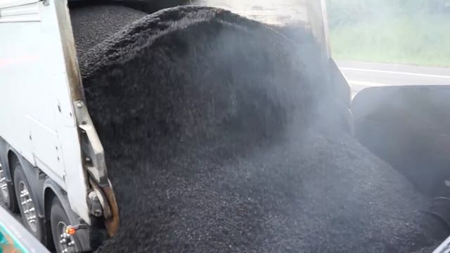 работа асфальтоукладчика с самосвалом Fliegl смотреть онлайн