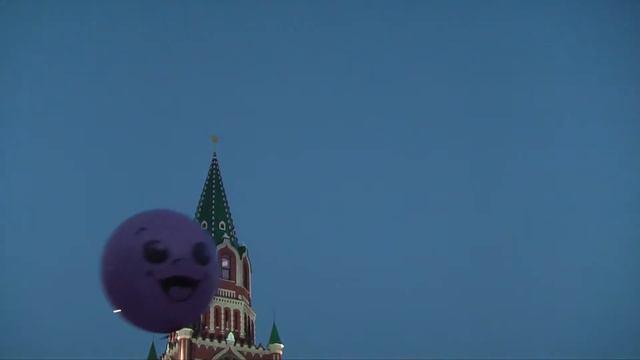 Воздушный шар на фоне Йошкар-Олинского Кремля. смотреть онлайн