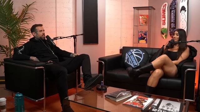 Violet Myers on Why She Does "F*** A Fan" Contests смотреть онлайн