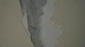 Как снять старую шпаклёвку с потолка скребком . Приятного просмотра.