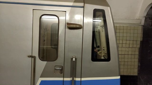 Беспредел в московском метро. На Октябрьской потерялся поезд. смотреть онлайн