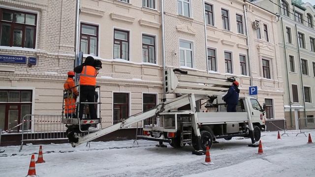 Уборка снега с крыши на Большом Демидовском пер смотреть онлайн