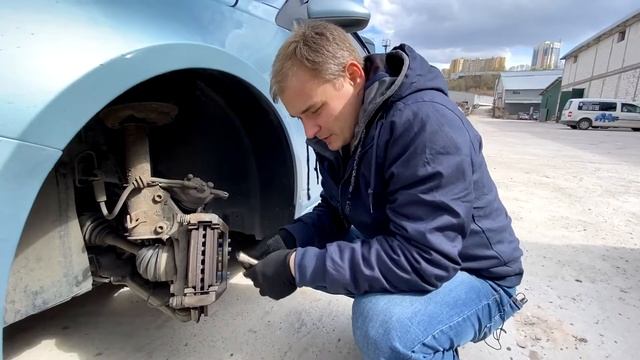 Как смазать направляющие пальцы суппорта на примере Chevrolet Cruze J300 смотреть онлайн