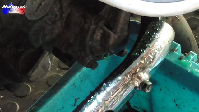 【MOTO DIY】Fサスのオイル交換をやる。はずが、クーラントとブレーキパッドを変える　編 смотреть онлайн