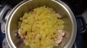 САЛАТ С КОПЧЕНОЙ КУРИНОЙ ГРУДКОЙ И АНАНАСАМИ.