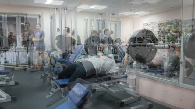 ТРЕНИРОВКА ПАУЭРЛИФТИНГ ПРИСЕД С ПАУЗОЙ ЖИМ ПИРАМИДА смотреть онлайн