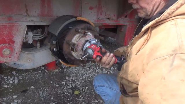 Replacing S cam on 3 axle semi trailer (part 5) смотреть онлайн