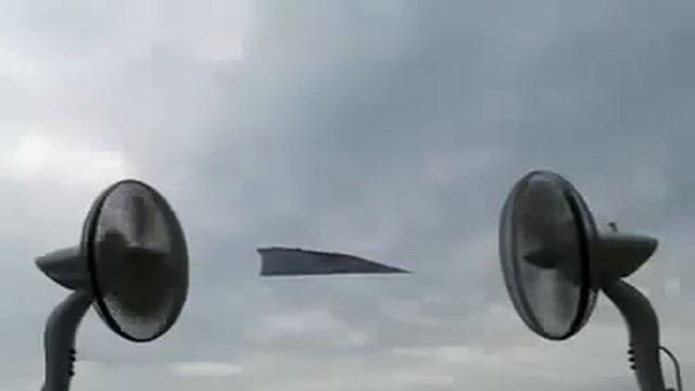 Трюк с бумажным самолётиком Oo смотреть онлайн