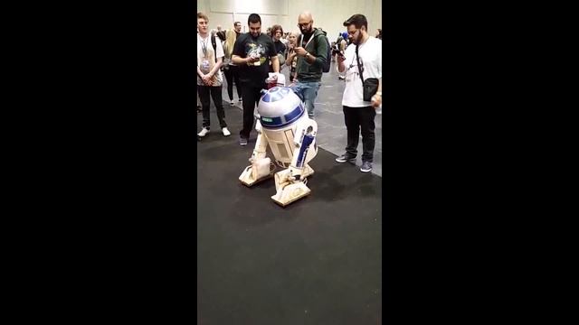 R2-D2 Star Wars Celebration Europe 2016, Excel Arena London смотреть онлайн