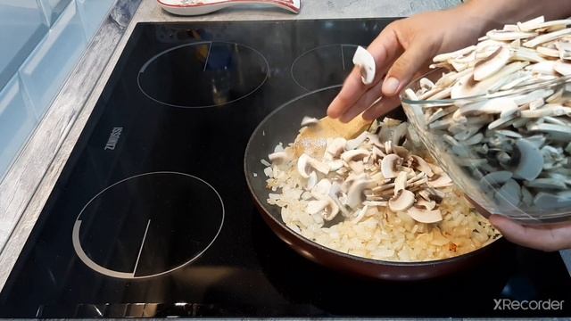 Сочное куриное филе под луково грибной шубой. смотреть онлайн