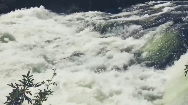 Берег моря, Шум воды, водопады. смотреть онлайн