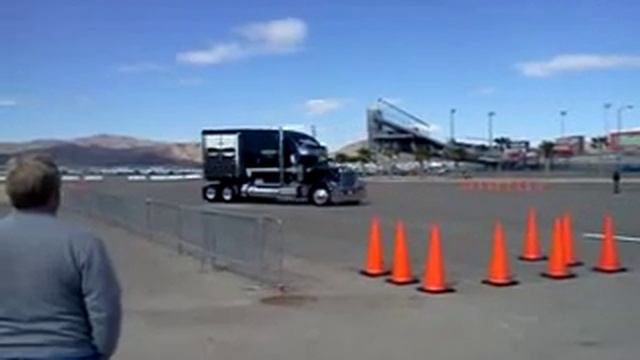 Frieghtliner run smart driver challenge, Las Vegas смотреть онлайн