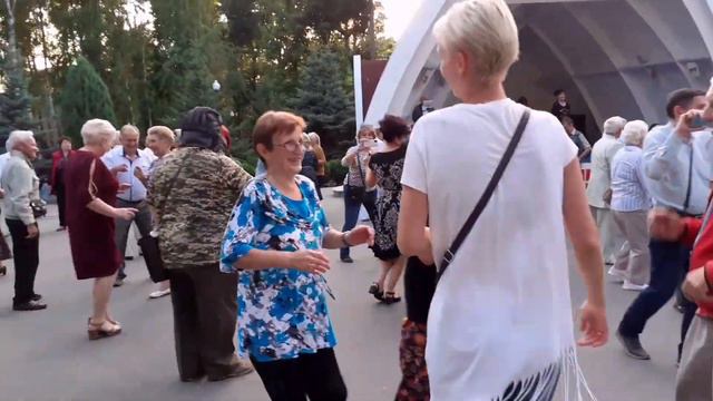ВЫ ПОСЛУШАЙТЕ СЮДА, Я СКАЖУ, КАК НАДО ЖИТЬ! ТАНЦЫ ХАРЬКОВ СЧАСТЛИВЫЕ ДНИ смотреть онлайн