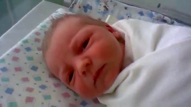 Малыш чихает! смотреть онлайн