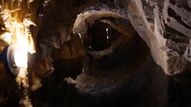 Где самое большое подземное озеро в Европе, пещера дракона, город-призрак и пасхальные пробки.