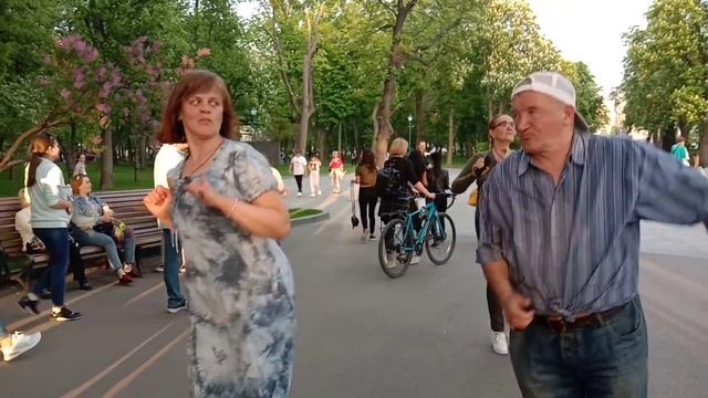 Малины цвет.Танцы в саду Шевченко,Харьков,май 2021.