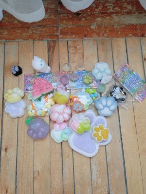 показывают таба лапки.