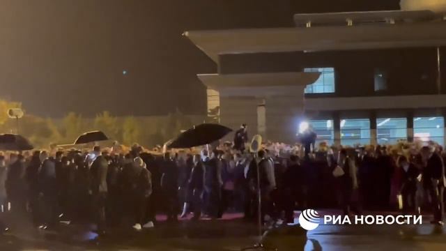 Сотни жителей КНДР встречали Лаврова в аэропорту под дождём, 18 октября 2023 ПХЕНЬЯН смотреть онлайн