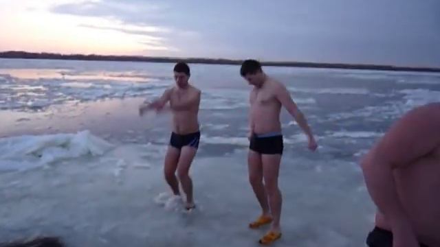 Ныряние в прорубь! Крещение! За бортом -12 смотреть онлайн