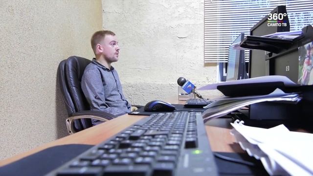 Специалист администрации гарнизона Бесовец работает за компьютером ногами смотреть онлайн