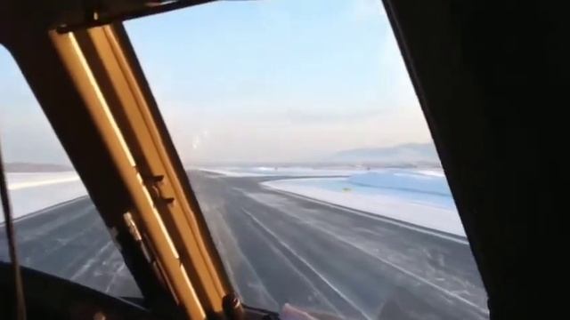 Посадка и взлет Boeing 777 Южно-Сахалинск смотреть онлайн