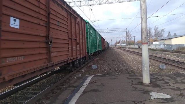 "Военная техника!" ВЛ11.8-762/... с военной техникой и грузовым поездом проследует ст. Киржач. смотреть онлайн