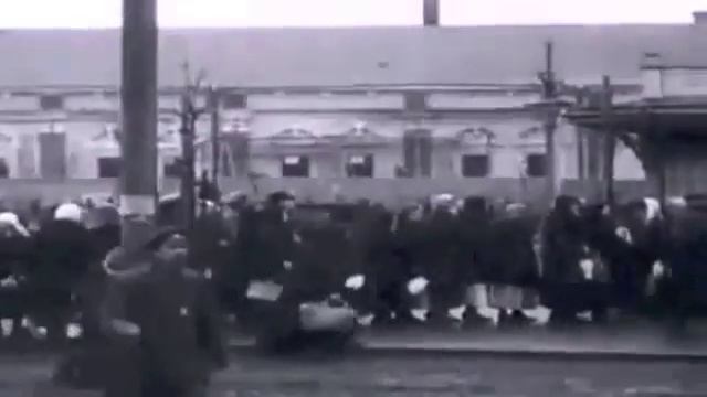 1918, Москва, Каланчевская пл. Оживленное место города. Очередь за кипятком у Казанского вокзала смотреть онлайн