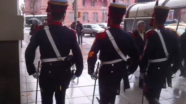 2012. Аргентинские гвардейцы каждый час маршируют в кафедральный собор, лавируя между прохожими смотреть онлайн