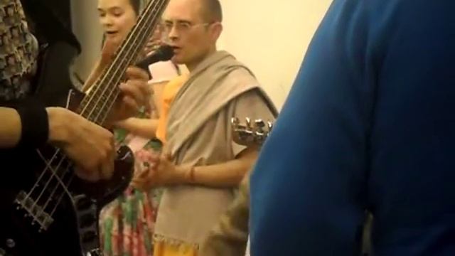 Кришнаитские песнопения под бас-гитару смотреть онлайн