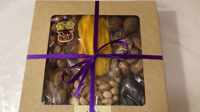Подарочный набор из орехов и сухофруктов 