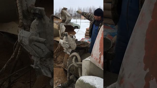 Подготовка строительствой смеси для полусухой стяжки смотреть онлайн