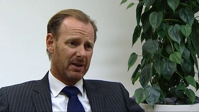 'Outrageous' RBS drove small business into the ground смотреть онлайн