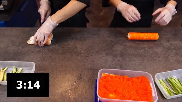 КАК ГОТОВЯТ ПОВАРА ОСУШИ?! Ролл ФИЛАДЕЛЬФИЯ и КАЛИФОРНИЯ! Сравниваем двух сушистов! смотреть онлайн