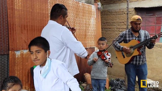 Mire! Este niño siguiendo los pasos del papa, su sueño es ser musico. смотреть онлайн