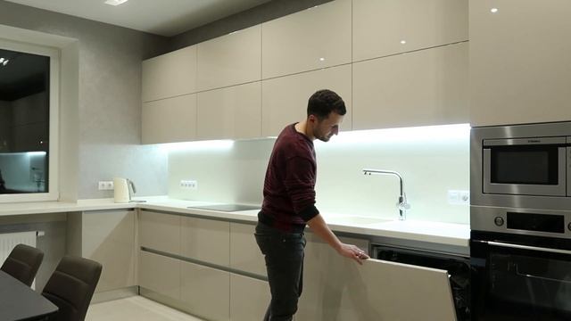 Обзор №30. Современная кухня с ручкой Gola