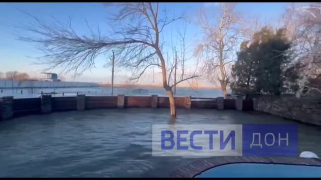 Под Ростовом во время "Шторма века" топит село смотреть онлайн