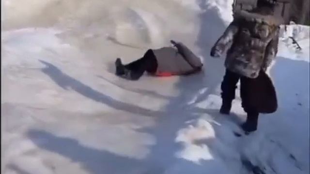 Смешная бабушка катается на горке смотреть онлайн