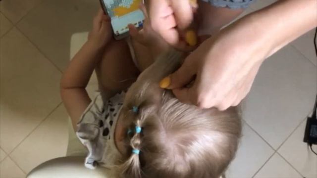 Прическа на первое сентября для девочки / Хвост с косой и декором из резинок / Прическа в школу смотреть онлайн