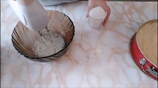 ПИРОГ С БЕЗЕ СВЕРХУ И ЯГОДАМИ! ИДЕАЛЬНО ВКУСНО!!! смотреть онлайн