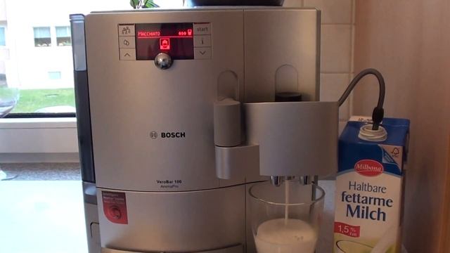 Latte macchiato mit dem Bosch TES71151DE Kaffeevollautomat VeroBar 100 AromaPro смотреть онлайн