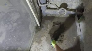 Наливной пол своими руками. Заливка пола Самовыравнивающейся смесью в туалете.