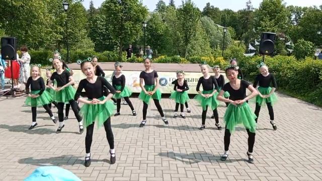 Лягушачий хор анс. "Маленькая страна" День защиты детей. смотреть онлайн
