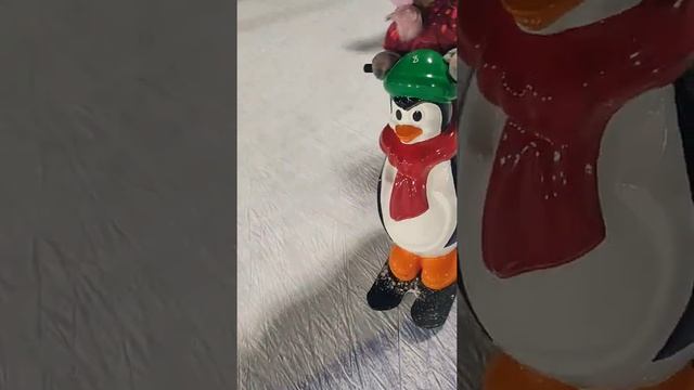 На катке. Как почти четырехлетняя Аня начала кататься на коньках) смотреть онлайн